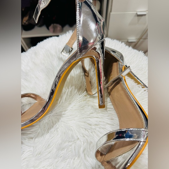 Sliver heels ! 
Size 8 in woman /USA
Glaze brand 
Super comfy 
Never wore - Picture 5 of 6
